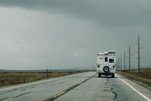 Pourquoi vérifier la maintenance de son véhicule de location avant chaque trajet